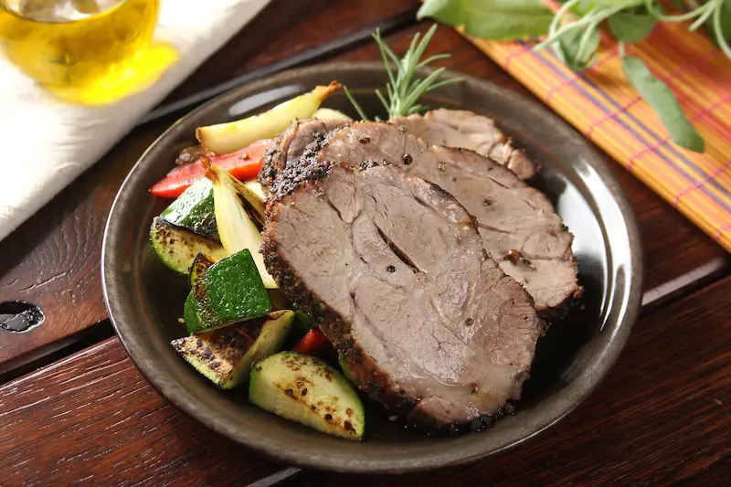 Жареная свиная шея в молотым перцем