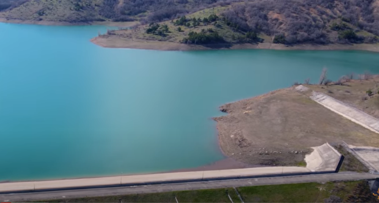 Переполненные крымские водохранилища. Крым с водой на все сто процентов, сброс воды переполнил Салгир