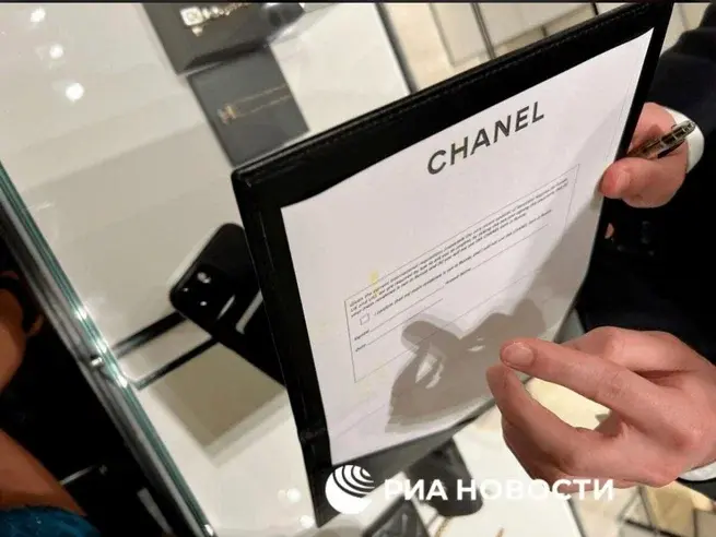 Торговый дом"Сhanel" отменил русских клиентов, но ответ не заставил себя долго ждать. Брендовому домику напомнили о тёмном прошлом Коко Шанель.
