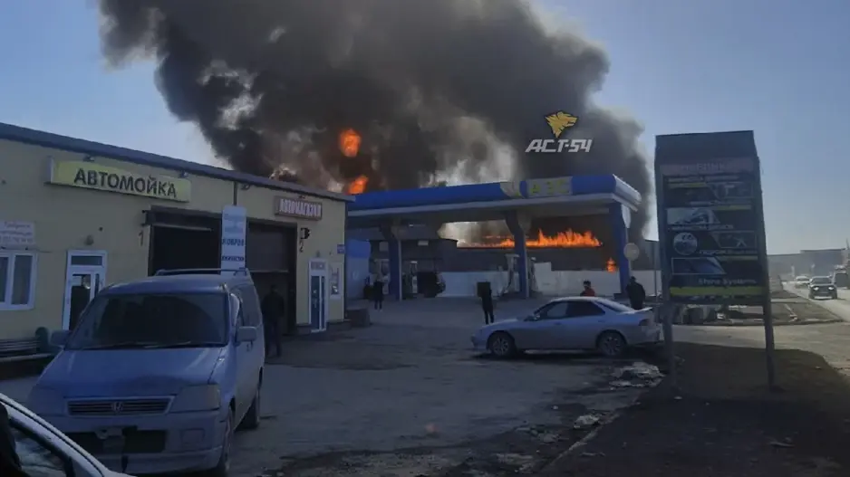 В Новосибирске горит склад площадью более 2000 кв.м