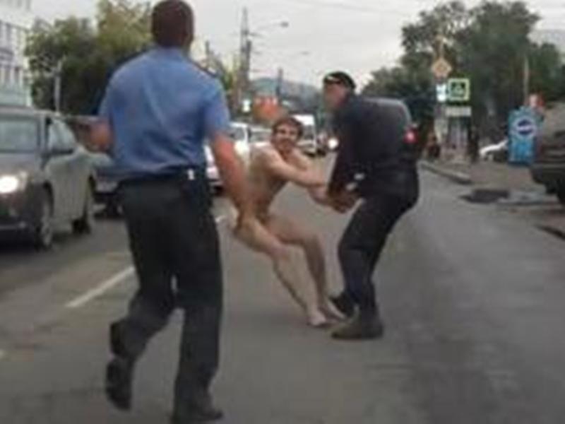 Шокирующая жестокость полиции: неизлечимо больного инвалида избили и арестовали из-за пустяка — оголил зад. Что толкнуло мужика на этот поступок?