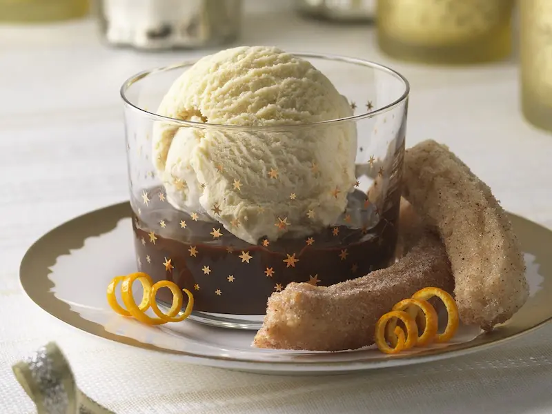 Чуррос с шоколадно-апельсиновым соусом