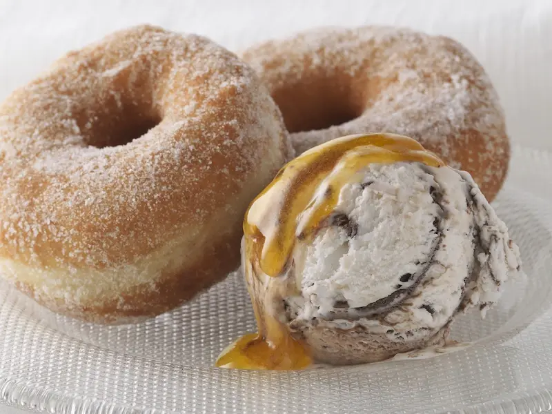 Пончики с дыркой с теплым абрикосовым джемом