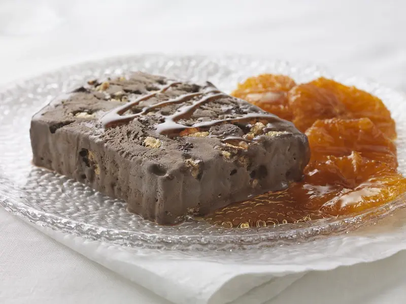 Замороженная террина из шоколадного мороженого и безе с апельсинами в карамельном соусе