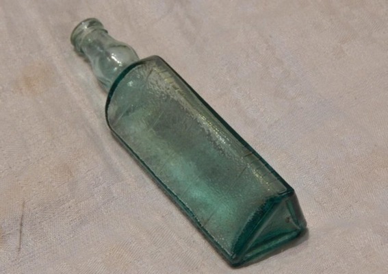 В СССР выпускались стеклянные треугольные бутылки, что в них наливали?