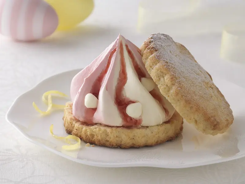 Лимонный корж с клубникой