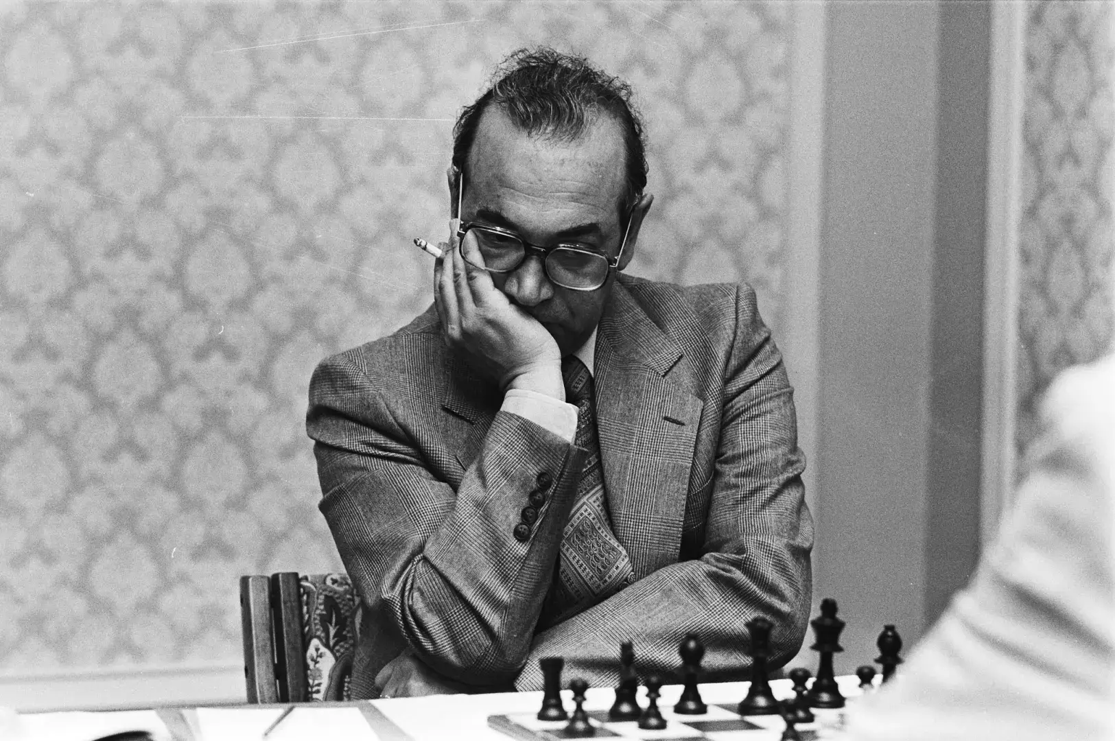 Кто из советских шахматистов боролся с Карповым за шахматную корону в качестве иностранца?