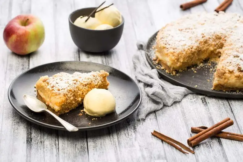 Яблочный пирог с мороженым