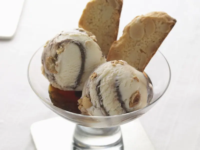 Миндальное печенье с кофе и карамельным соусом