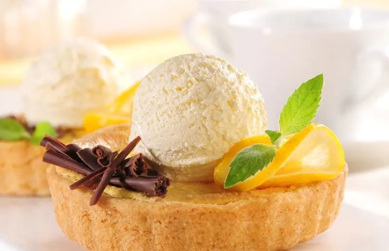 Лимонный тарт с ванильным мороженым