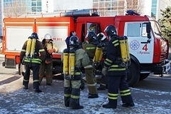 Стало известно о крупном пожаре на нефтеперерабатывающем заводе в Лисичанске