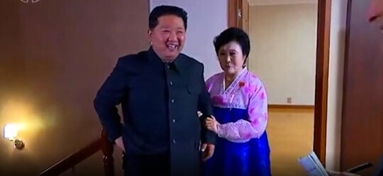 Повеяло духом СССР: Ким Чен Ын вручает ключи от новенькой квартиры простой пенсионерке, украдкой смахивающей слёзы благодарности. Трогательное видео