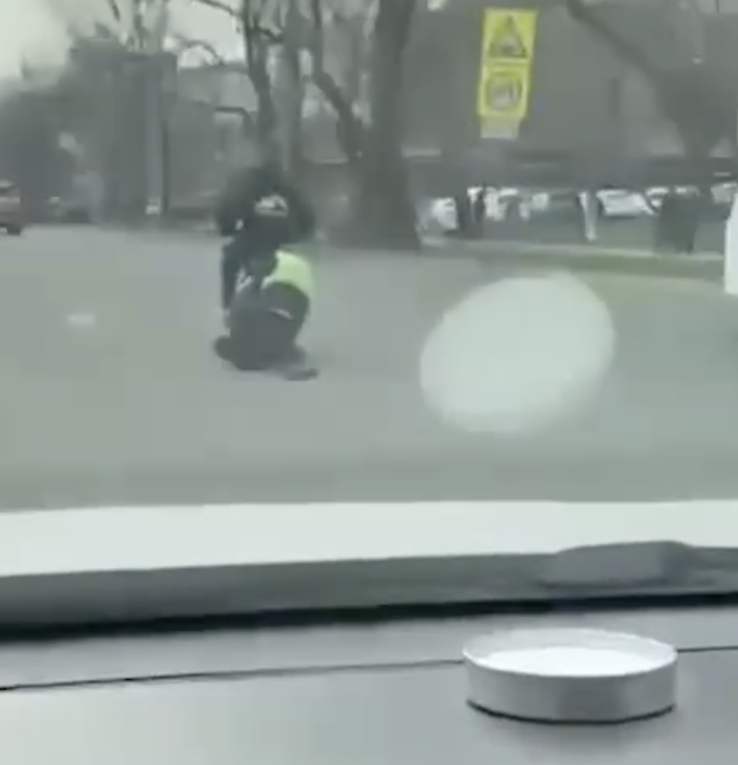 Прокатил с ветерком! Во Владивостоке нарушитель ПДД на мопеде протащил за собой зацепившегося полицейского