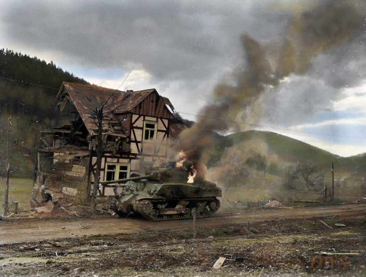 Повеяло духом СССР: Ким Чен Ын вручает ключи от новенькой квартиры простой пенсионерке, украдкой смахивающей слёзы благодарности. Трогательное видео