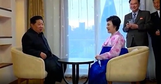 Повеяло духом СССР: Ким Чен Ын вручает ключи от новенькой квартиры простой пенсионерке, украдкой смахивающей слёзы благодарности. Трогательное видео