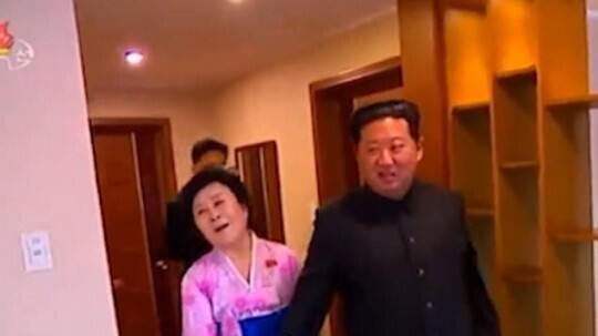 Повеяло духом СССР: Ким Чен Ын вручает ключи от новенькой квартиры простой пенсионерке, украдкой смахивающей слёзы благодарности. Трогательное видео