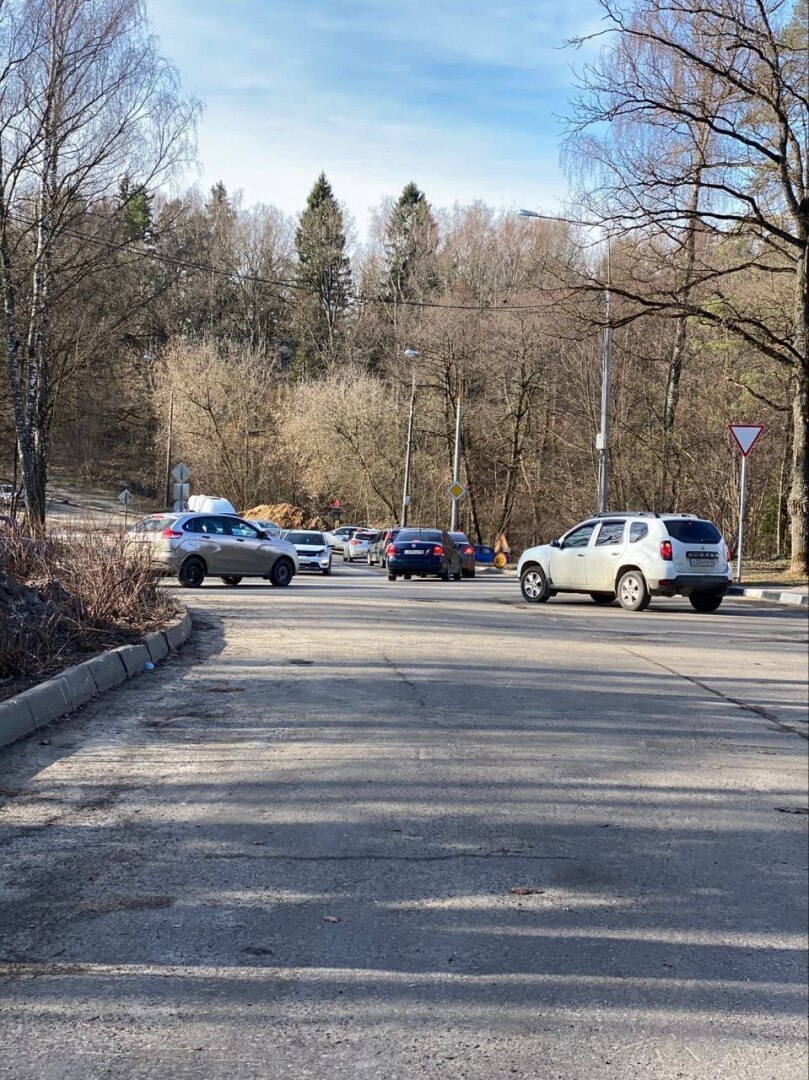 Сначала кладём асфальт, а потом меняем трубы под ним.