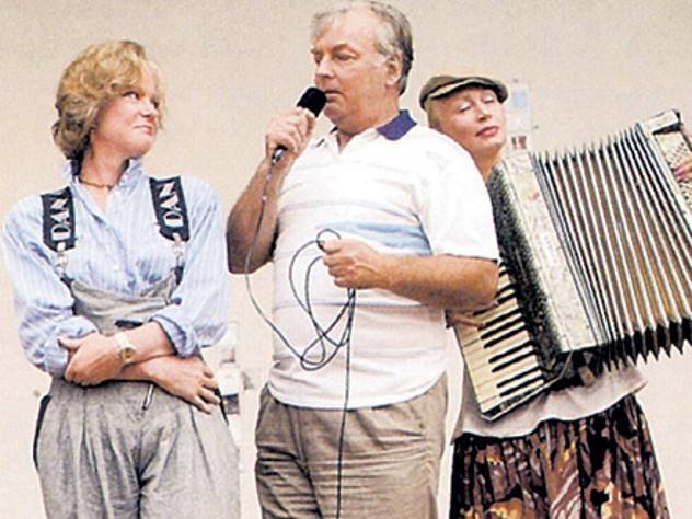 В небольшом южном городке, в парке культуры и отдыха, каждый день массовик-затейник, проводит свое коронное мероприятие — конкурс талантов.. Название