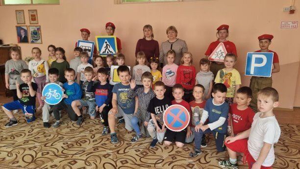 19 апреля ребята юнармейского отряда "Патриот" провели беседу -занятие по "Правилам Дорожного Движения" с малышами д/с "Рябинка " 