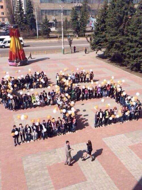 Просто львовские школьники отметили 55 дней спецоперации. А не то, что вы (мы) подумали. И со днём рождения Адика никак не связано, конечно...