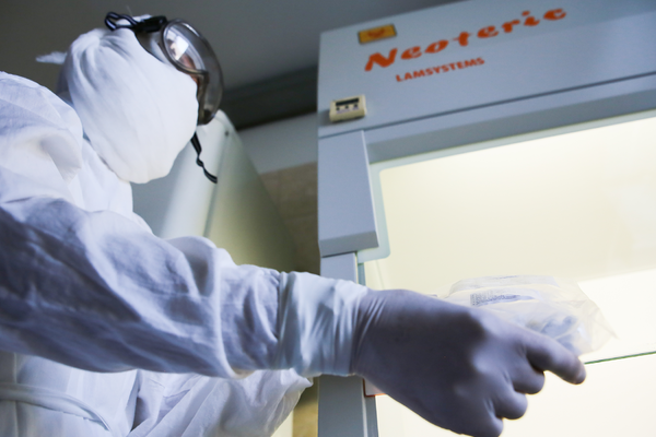 «Всех проверить просто физически невозможно» Как россиянам защитить себя и близких от коронавируса? Отвечает инфекционист 