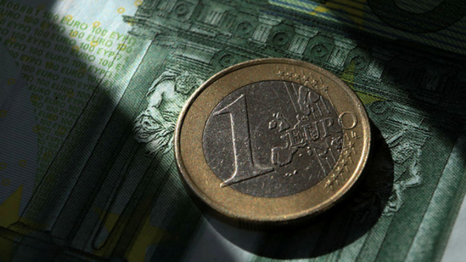 Курс евро на Мосбирже опустился до 79 рублей, а доллара - до 74 рублей