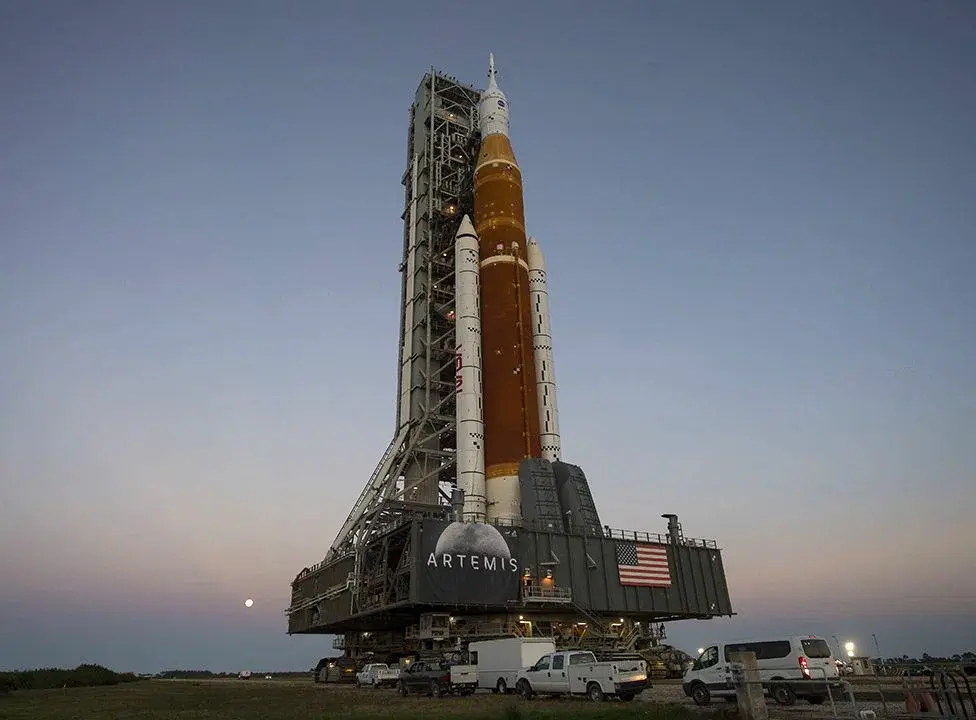 То он короткий, то рубаха длинная (Ракета SLS и Луна).