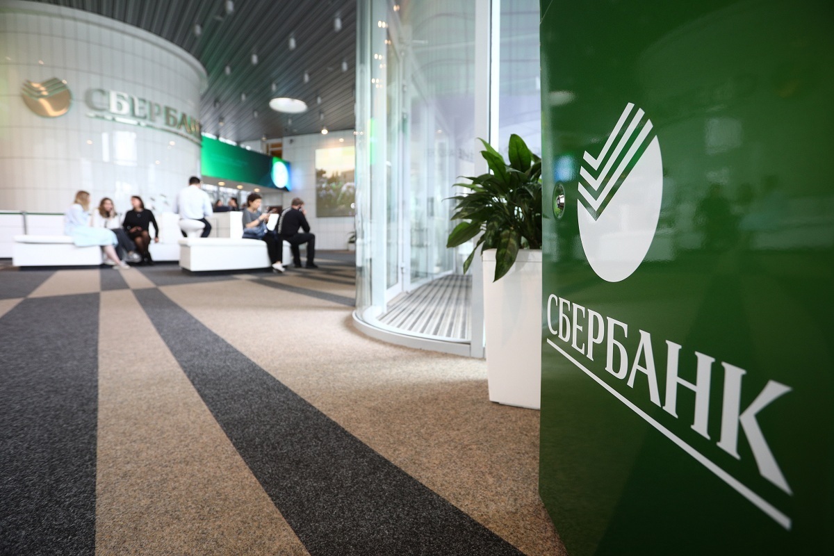 График работы сбербанка в майские праздники с 1 по 10 мая: какие рабочие дни и нерабочие, когда сокращенные дни и не будут обслуживать клиентов сбера