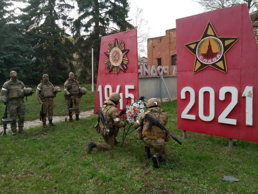 В освобожденном Изюме росгвардейцы почтили память погибших бойцов Великой Отечественной и воинов-интернационалистов.