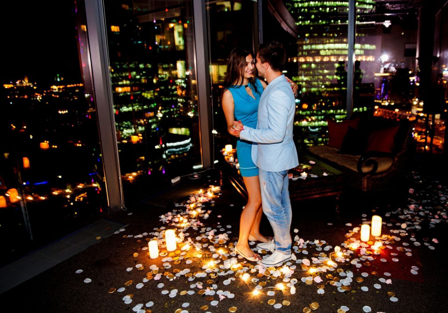 Доброе утро! Сегодня Международный День свиданий под Луной! А где Вы (Вам) назначаете (назначают) свидание?