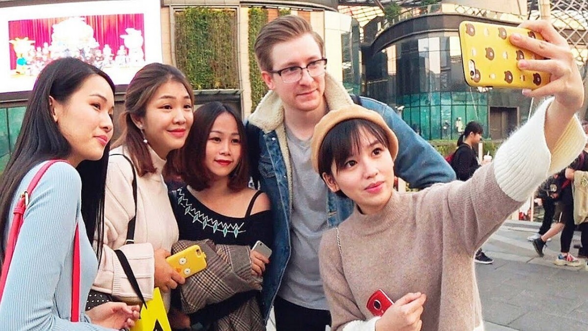 А Вы бы согласились уехать в Китай, чтобы работать там "подставным европейцем"?