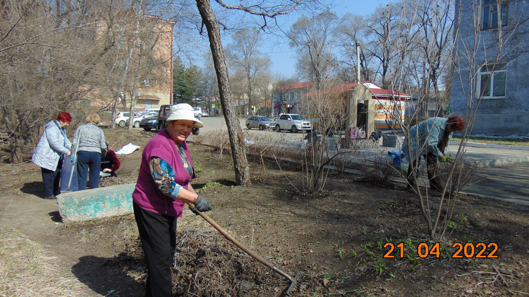 Ветераны Партизанска и почетные жители города приняли участие в субботнике.