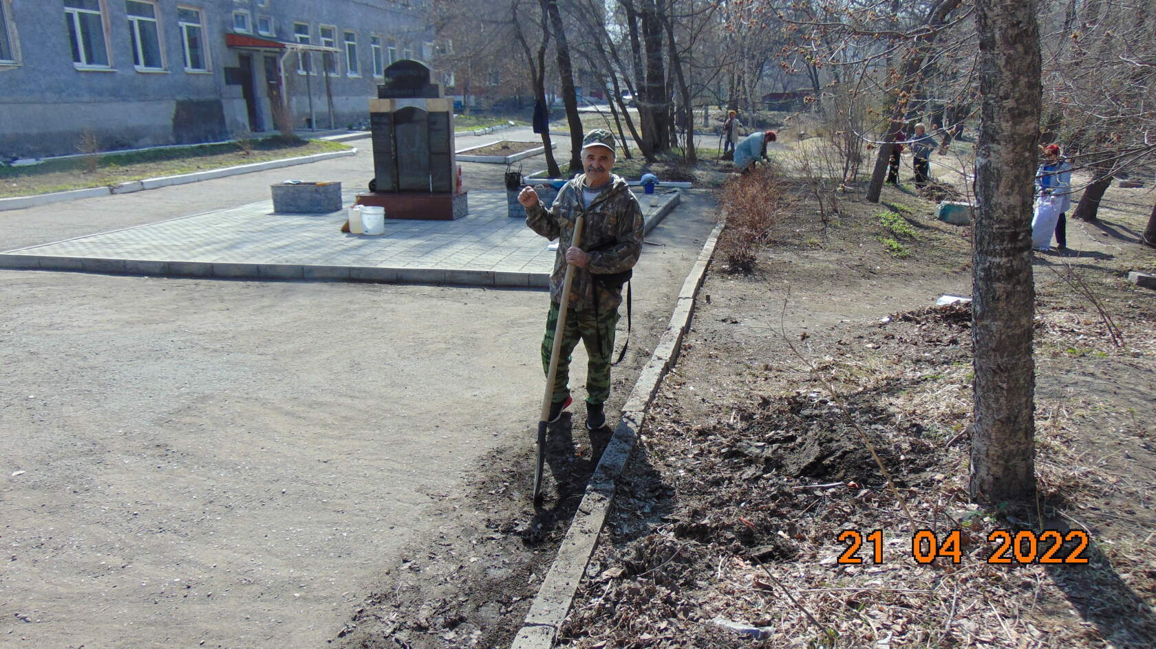 Ветераны Партизанска и почетные жители города приняли участие в субботнике.