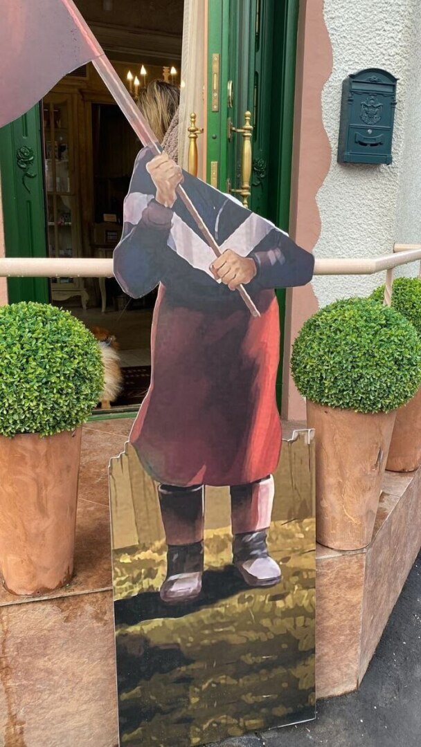 Бабушка с Красным флагом на Украине, что о ней известно? Где сейчас находится бабушка и дедушка. 