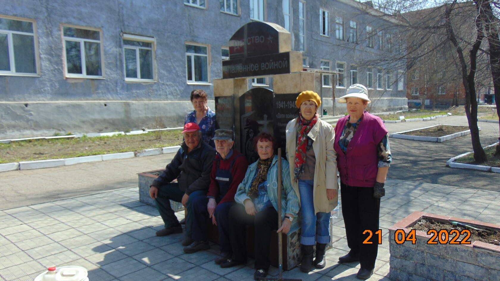 Ветераны Партизанска и почетные жители города приняли участие в субботнике.