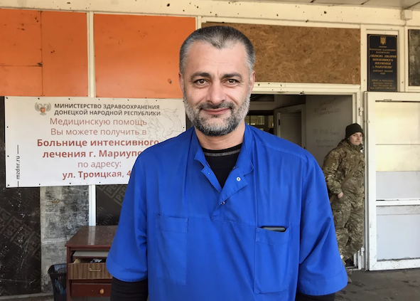 Люди радуются: лучше заболеть ковидом, чем получить минно-взрывную травму. Будни единственной сохранившейся больницы в Мариуполе