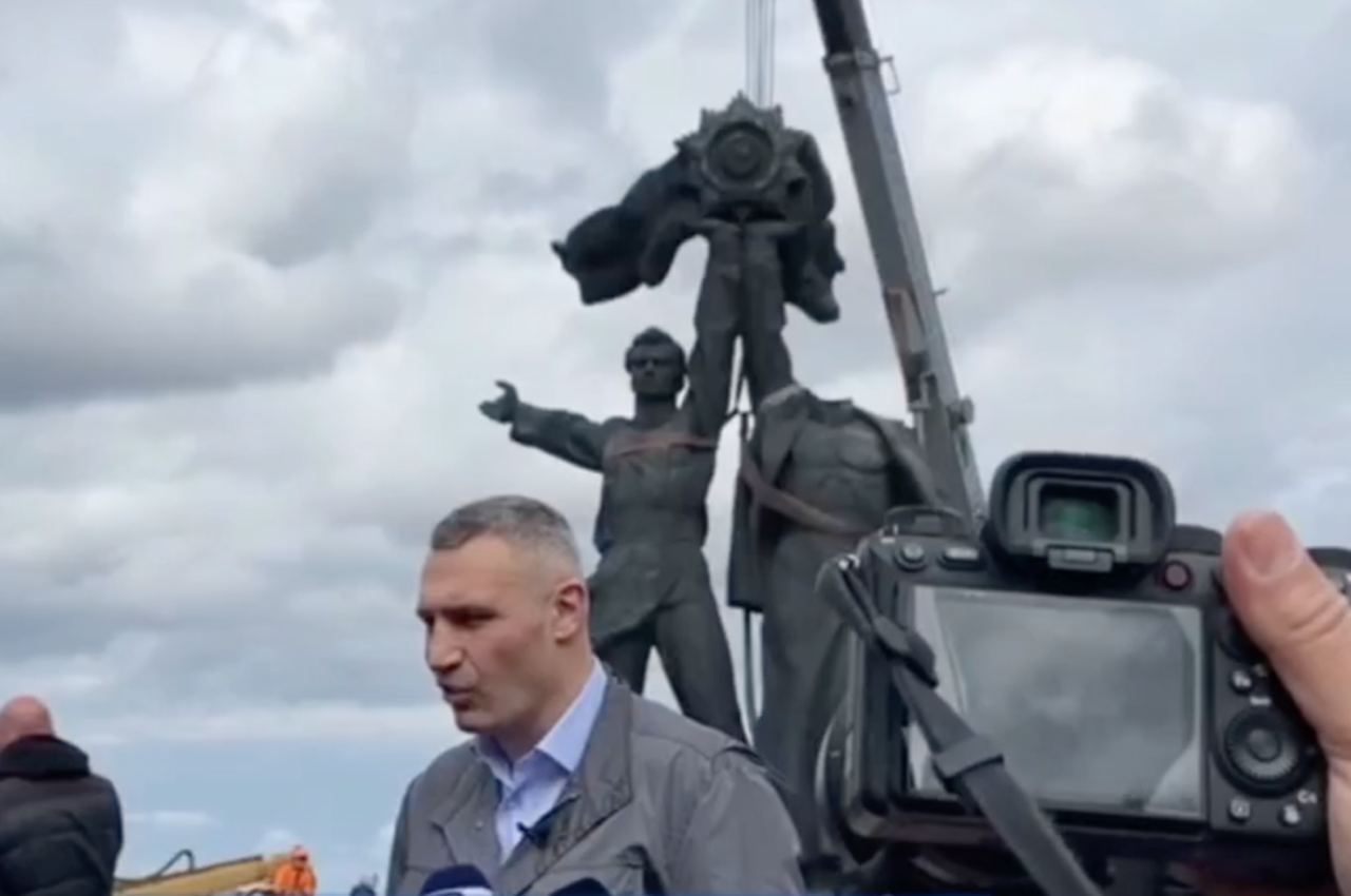 Сегодня мэр Киева лично участвовал в сносе памятника архитектуры под аркой «Дружбы народов».