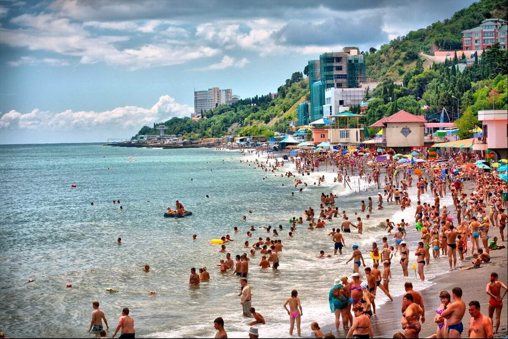 Будет ли лето в крыму. Алушта Крым пляж. Алушта Крым море. Королевский пляж Алушта. Пляжи Алушты 2022.