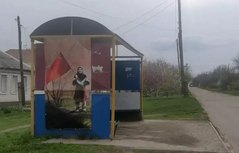 Украинской бабушке с красным флагом СССР устанавливают памятники и арт-объекты по России - о самых ярких