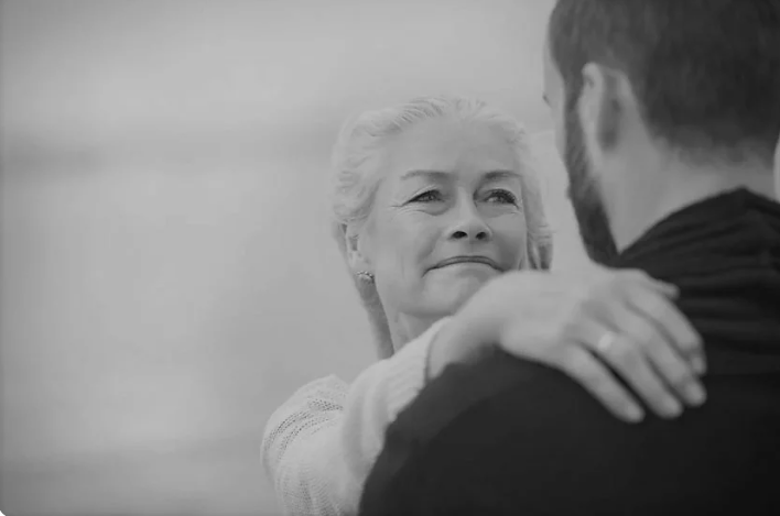 Бездомный парень умолял подать ему глоток воды. Помочь остановилась лишь одна девушка...