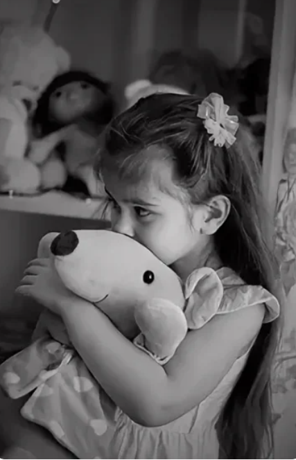 Мать ушла оставив дочь в холодной избе. Она лежала на полу прижавшись к щенку у холодной печи, но вдруг раздался стук в окно…