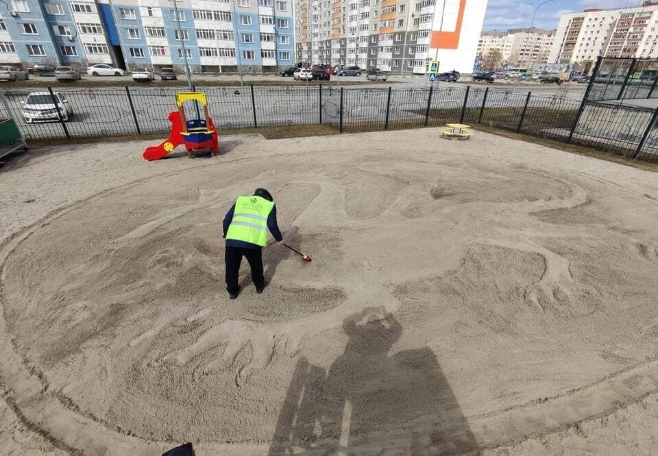 Лента добра. Дворник детского сада рисует метлой и лопатой на песке, чтобы порадовать ребят