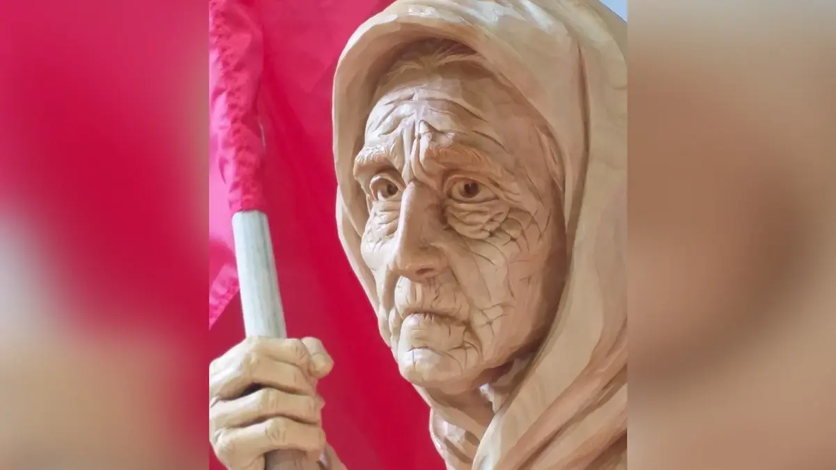 Украинской бабушке с красным флагом СССР устанавливают памятники и арт-объекты по России - о самых ярких