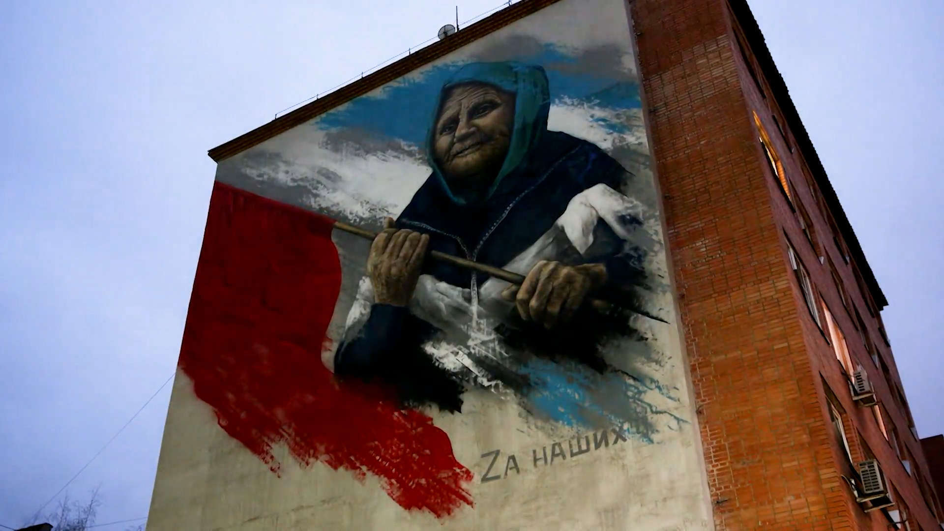 Арт объекты с изображением Бабушки с красным флагом распространились по всем уголкам страны! Страна должна знать наших героев!