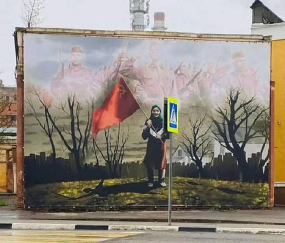 Украинской бабушке с красным флагом СССР устанавливают памятники и арт-объекты по России - о самых ярких