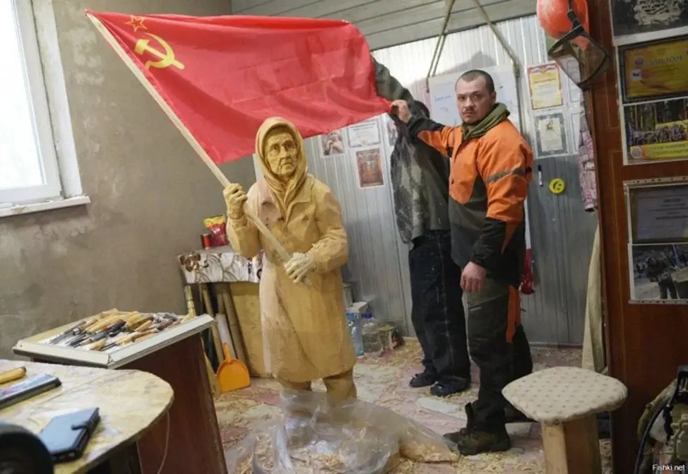 Украинской бабушке с красным флагом СССР устанавливают памятники и арт-объекты по России - о самых ярких