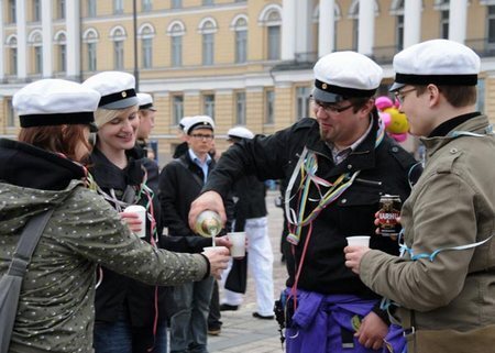 Как мы гуляем в майские праздники? Как другие празднуют эти дни? Сколько дней нерабочих нам надо, чтобы всё перепраздновать.