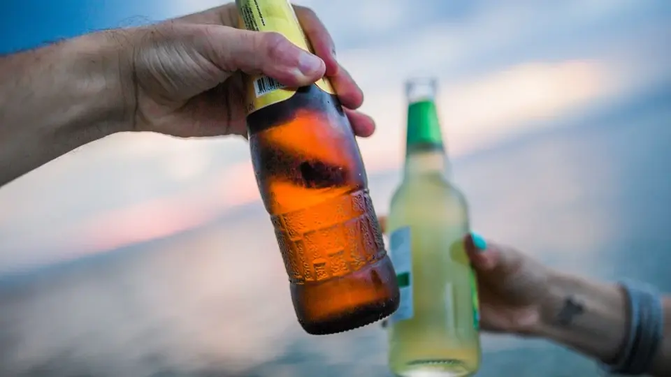 В каких регионах РФ запрещено торговать алкоголем на 0 мая в 2022. В Госдуме решили запретить продажу алкоголя на День Победы по всей России