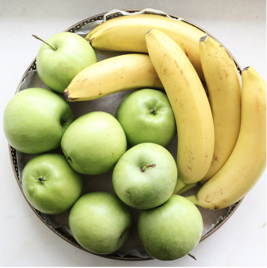 Что полезнее скушать во время диеты: яблоко или банан?