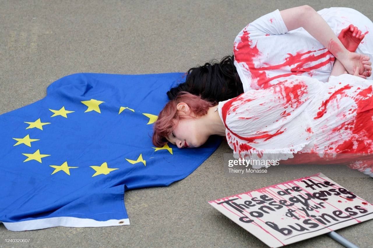 Мы знаем все шкурные их интересы. Быть хитрою жертвой так выгодно им. В предателей быстро вселяются бесы. И больше всех гадят обычно родным! Кугейко